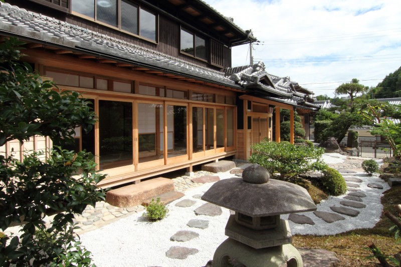 園部町小山西町 1