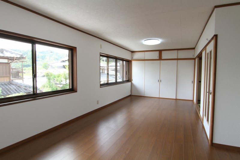 園部町小山西町 8